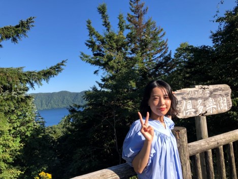 大学名：北海学園大学
出身地：北海道
ニックネーム：えみ　えみとん
趣味・特技：趣味→大自然に出かけ、そこにしかない景色や温泉、野生動物との出会いを堪能することです。洋服も好きです。特技→整理整頓。環境を整えることで集中力が上がります。

入社に向けて一言！：関わる全ての人を大切にし、日々の業務に取り組んでいきます。全国各地から集まる同期の皆さんと会えることを楽しみにしています。よろしくお願いします。